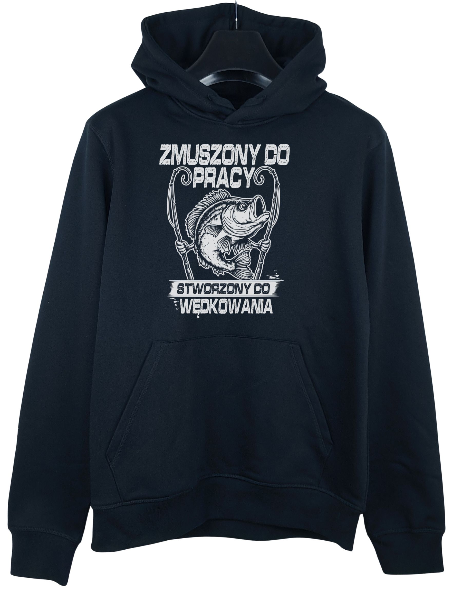 bluza-wedkarska-z-kapturem-do-wedkowania-czarna-wieszak czarna bluza z kapturem dla wędkarza ze śmiesznym napisem 'Zmuszony do pracy-stworzony do wędkowania' i grafiką ryby zaprezentowana na wieszaku