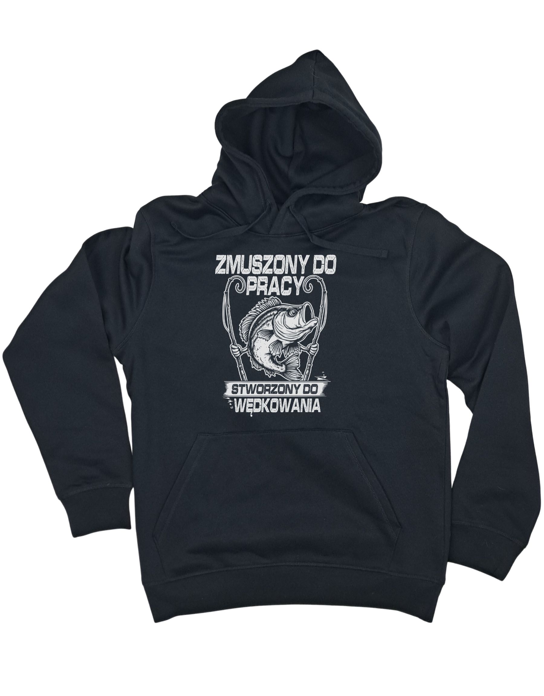 bluza-wedkarska-z-kapturem-do-wedkowania-czarna czarna bluza z kapturem dla wędkarza ze śmiesznym napisem 'Zmuszony do pracy-stworzony do wędkowania' i grafiką ryby zaprezentowana na płasko
