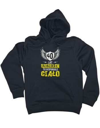 czarna bluza z kapturem na urodziny z liczbą 40 oznaczającą wiek i napisem 'lat rzeźbiłem to wspaniałe ciało' zaprezentowana na płasko