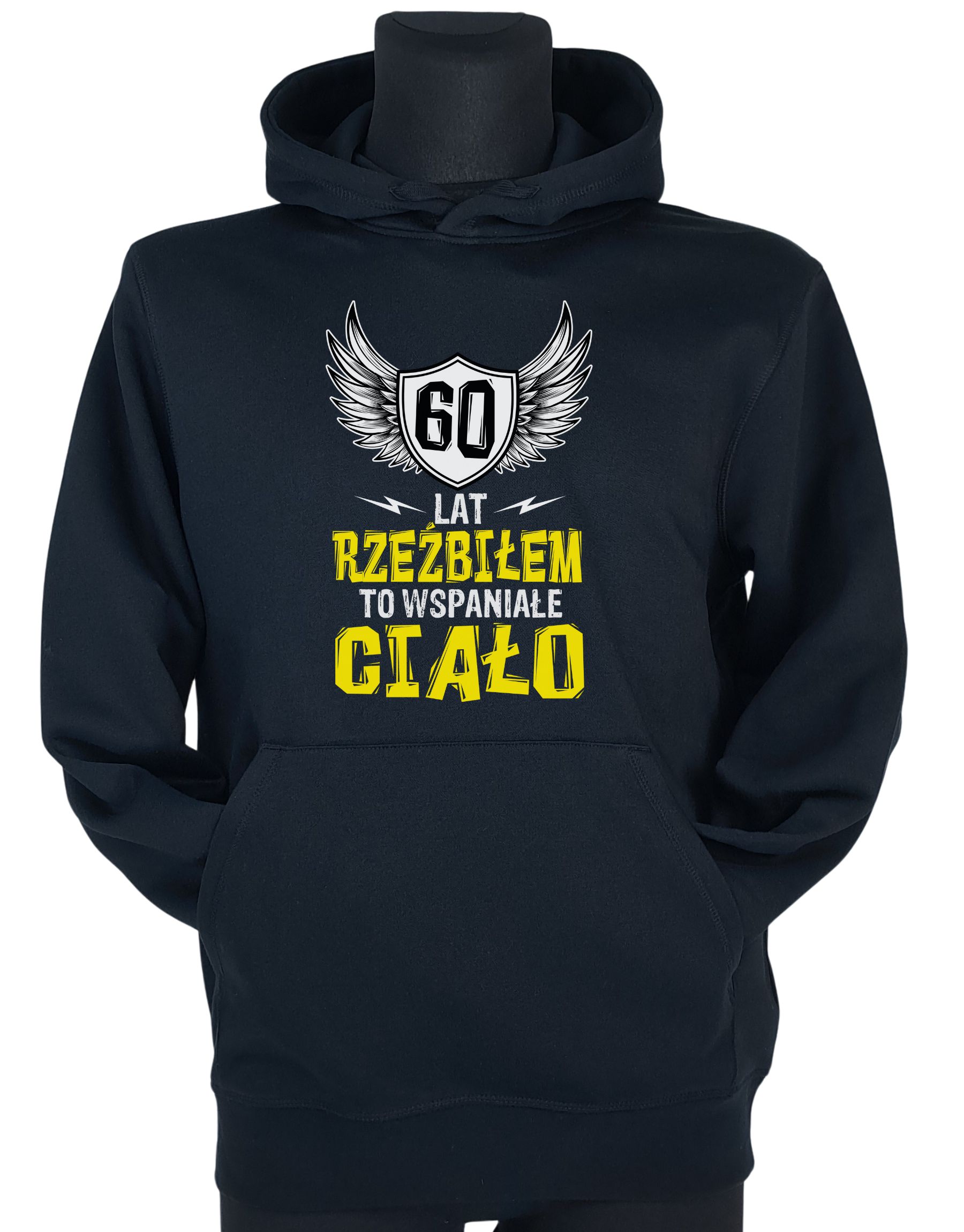 bluza-z-kapturem-60-lat-rzezbilem-czarna-na-manekinie czarna bluza z kapturem na urodziny z liczbą 60 oznaczającą wiek i napisem 'lat rzeźbiłem to wspaniałe ciało' zaprezentowana na manekinie
