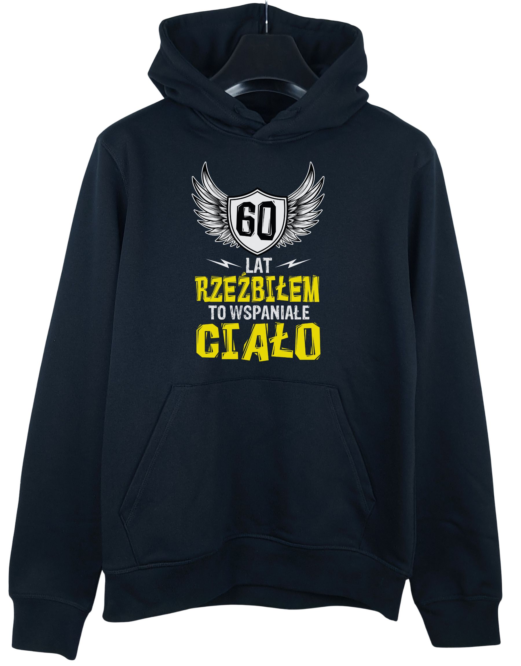 bluza-z-kapturem-60-lat-rzezbilem-czarna-na-wieszaku czarna bluza z kapturem na urodziny z liczbą 60 oznaczającą wiek i napisem 'lat rzeźbiłem to wspaniałe ciało' zaprezentowana na wieszaku