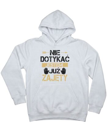 biała bluza dla chłopaka z kapturem z napisem 'Nie dotykać jestem już zajęty' zaprezentowana na płasko