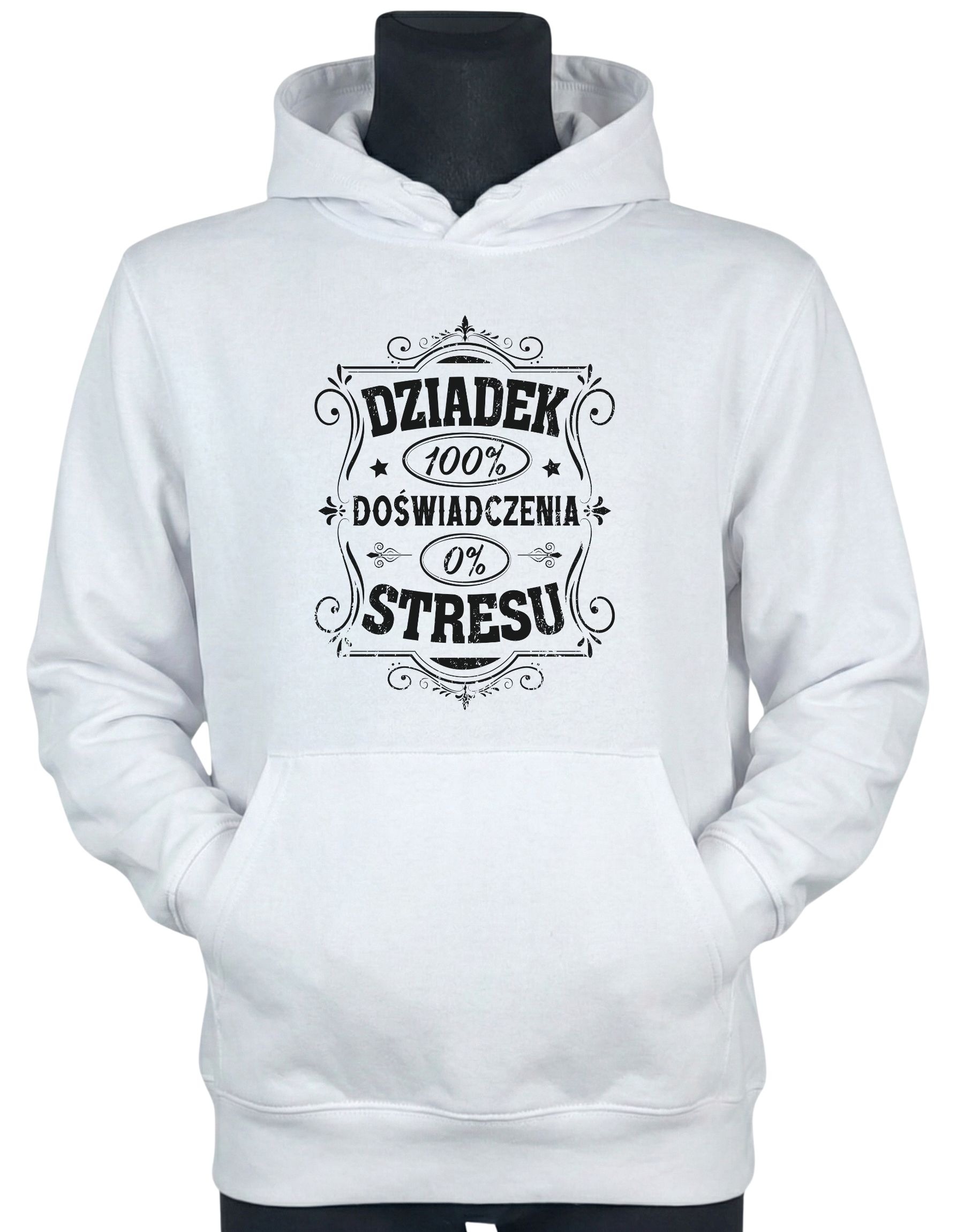 bluza-z-kapturem-dla-dziadka-zero-stresu-biala-manekin biała bluza dla dziadka z kapturem ze śmiesznym napisem 'Dziadek-100% doświadczenia-0% stresu' zaprezentowana na manekinie