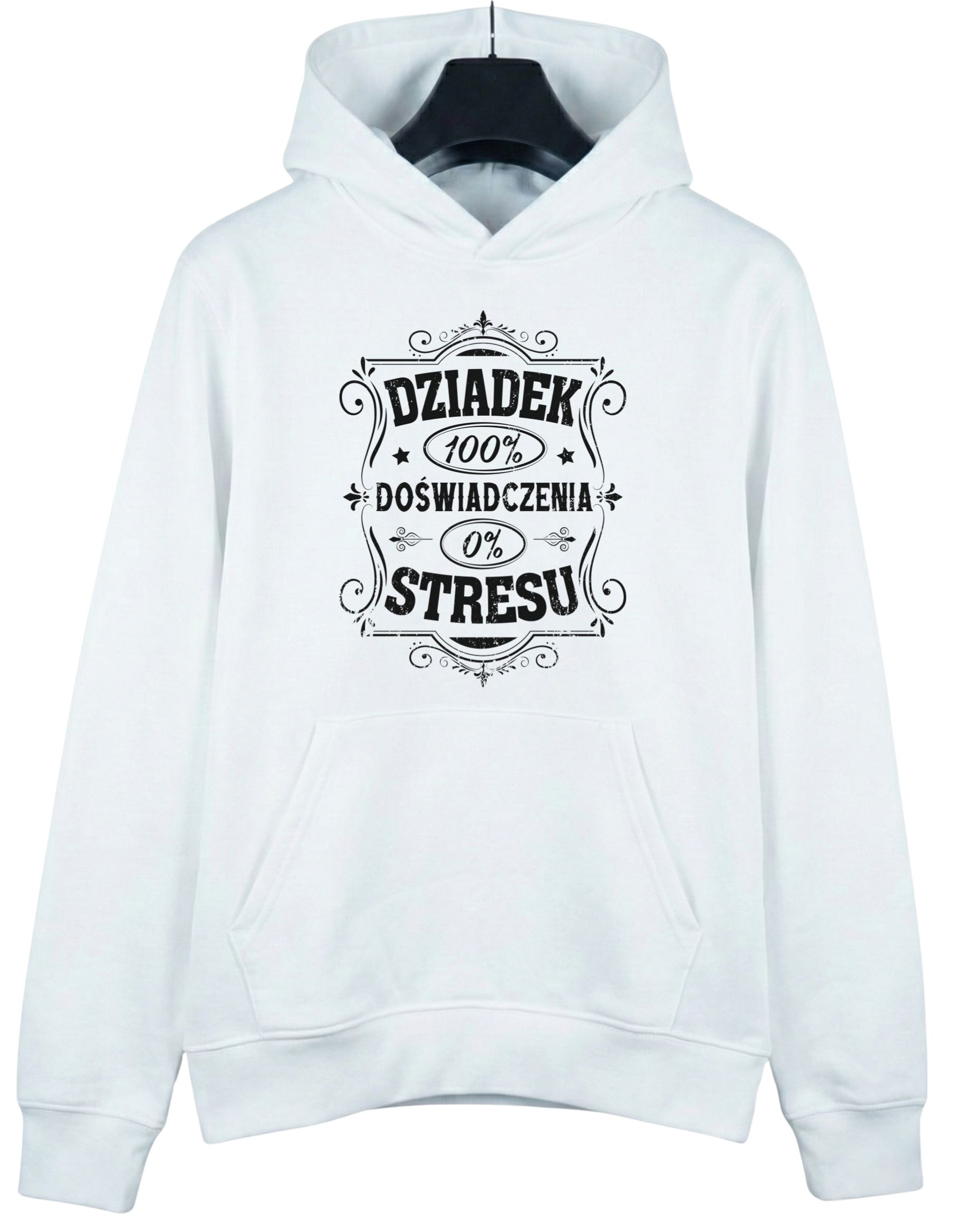 bluza-z-kapturem-dla-dziadka-zero-stresu-biala-wieszak biała bluza dla dziadka z kapturem ze śmiesznym napisem 'Dziadek-100% doświadczenia-0% stresu' zaprezentowana na wieszaku