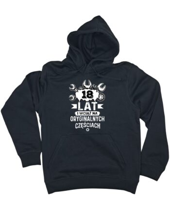 personalizowana czarna bluza z kapturem na urodziny z liczbą 18 oznaczającą wiek i napisem 'lat i wciąż na oryginalnych częściach' zaprezentowana na płasko