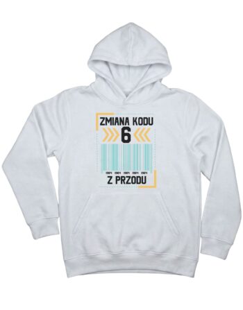 biała bluza z kapturem na urodziny z wizualizacją kodu kreskowego i napisem 'Zmiana kodu 6 z przodu' zaprezentowana na płasko