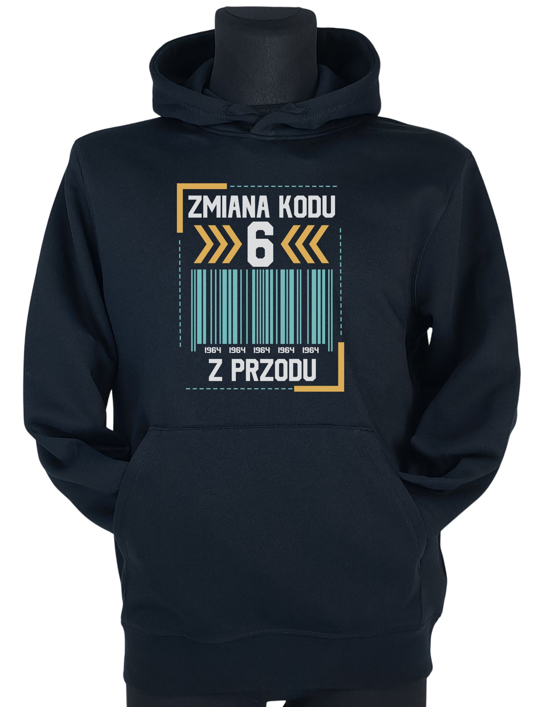 bluza-z-kapturem-urodzinowa-6-z-przodu-czarna-manekin czarna bluza z kapturem na urodziny z wizualizacją kodu kreskowego i napisem 'Zmiana kodu 6 z przodu' zaprezentowana na manekinie