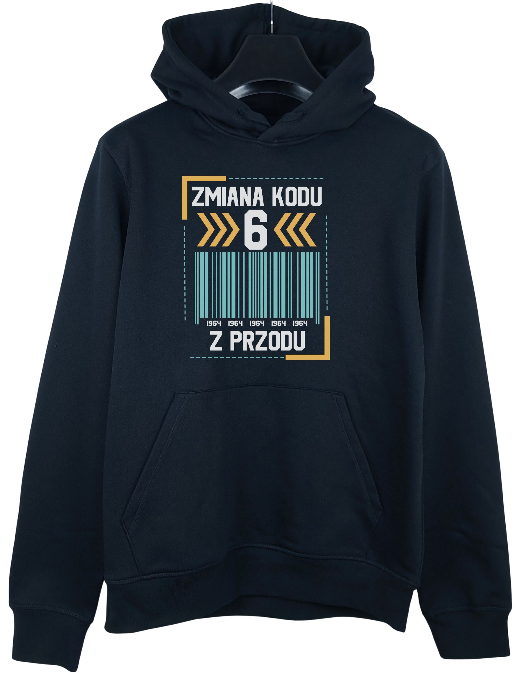 bluza-z-kapturem-urodzinowa-6-z-przodu-czarna-wieszak czarna bluza z kapturem na urodziny z wizualizacją kodu kreskowego i napisem 'Zmiana kodu 6 z przodu' zaprezentowana na wieszaku