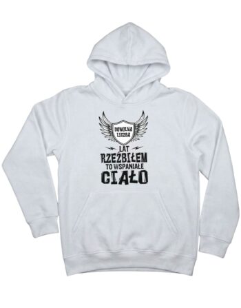 personalizowana biała bluza z kapturem na urodziny z miejscem na liczbę oznaczającą wiek i napisem 'lat rzeźbiłem to wspaniałe ciało' zaprezentowana na płasko
