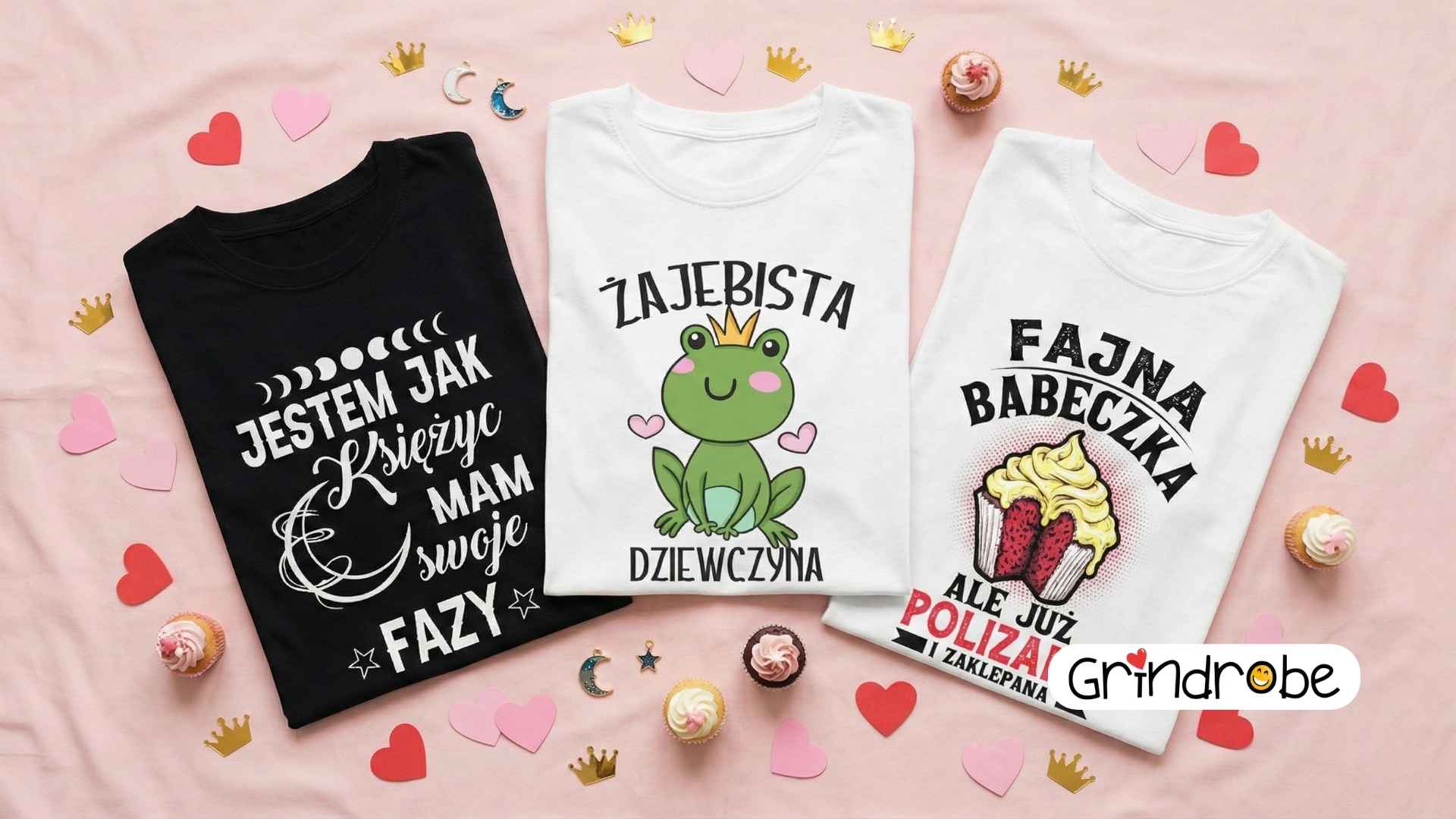 koszulki damskie walentynkowe leżą złożone na różowym tle